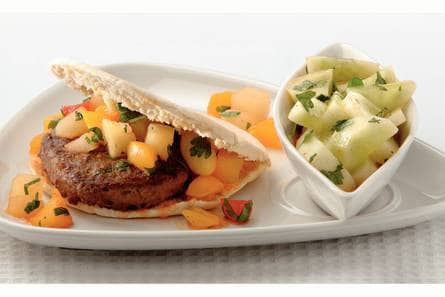 Pitaburgers met fruitsalsa