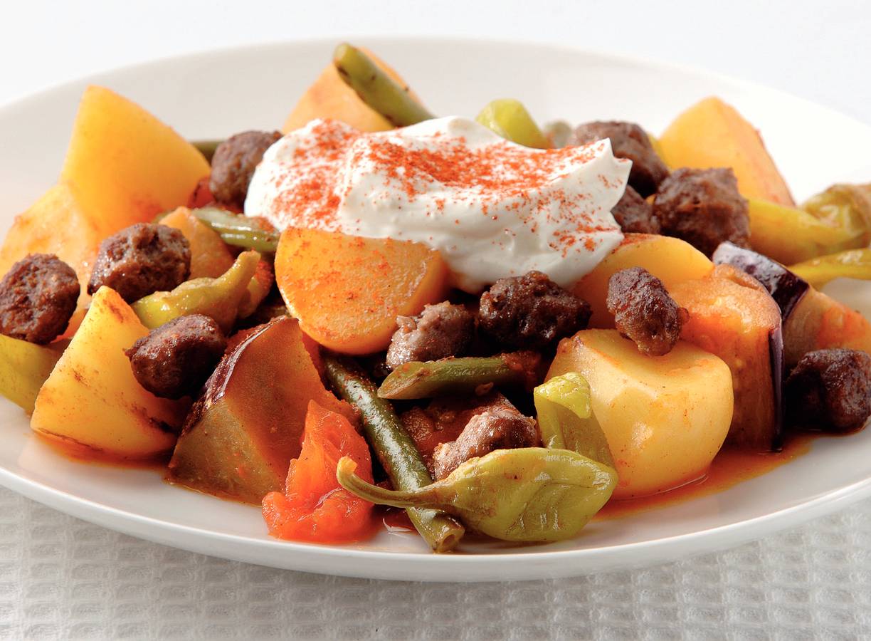 Turkse groenten met yoghurt en gehakt