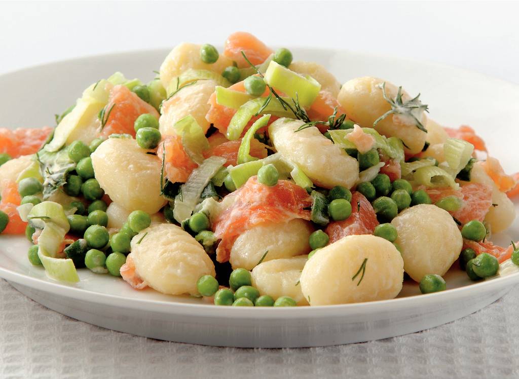 Gnocchi met zalm, tuinerwten en dille
