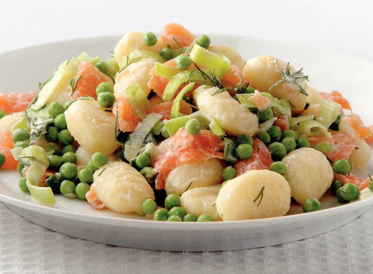 Gnocchi met zalm, tuinerwten en dille