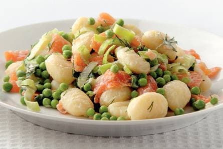 Gnocchi met zalm, tuinerwten en dille