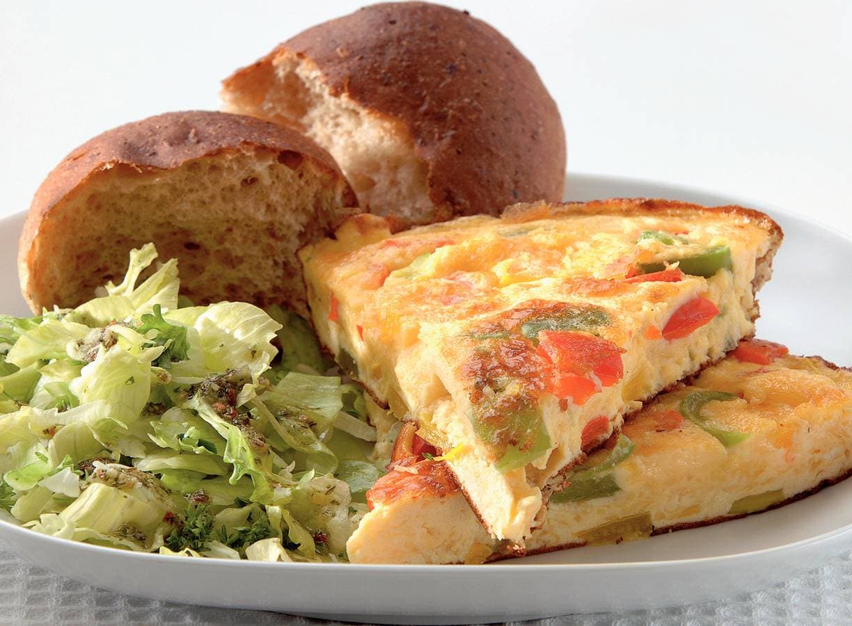 Paprika-kaasomelet met kruidensla