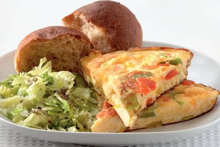 Paprika-kaasomelet met kruidensla