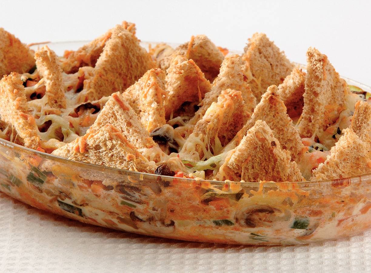 Italiaanse broodschotel met champignons