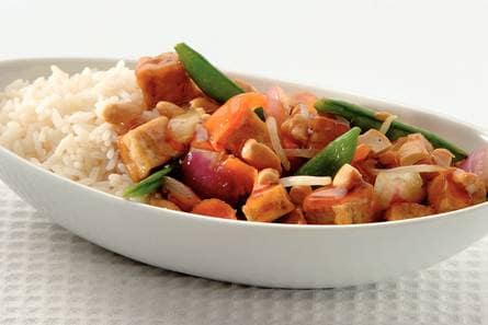 Krokante tofu met groenten en cashewnoten