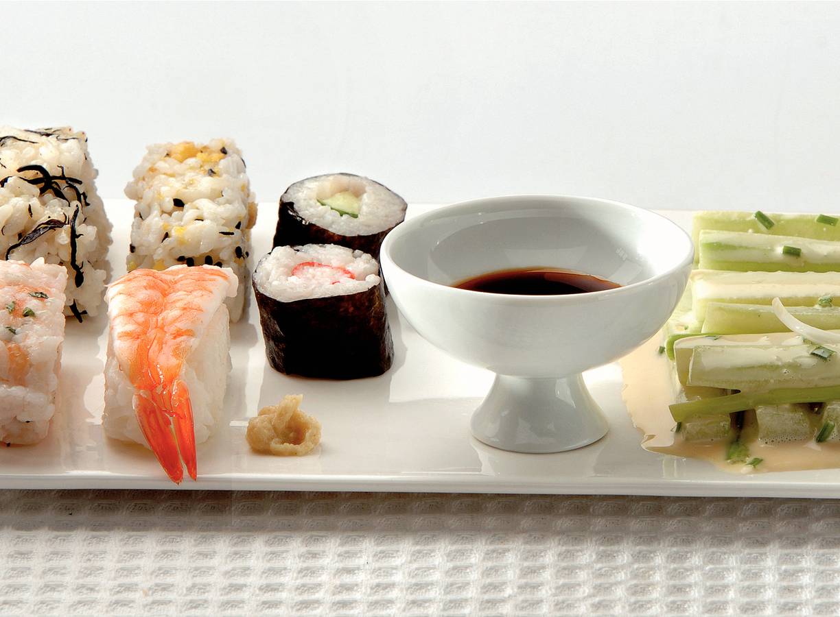 Maki sushi met komkommersalade