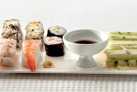 Maki sushi met komkommersalade