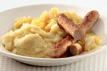 Kerrie-peerzuurkool met worstjes en puree