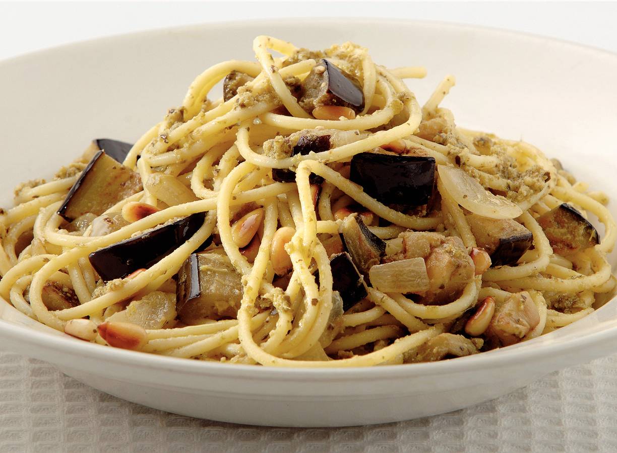 Spaghetti met aubergine en pesto