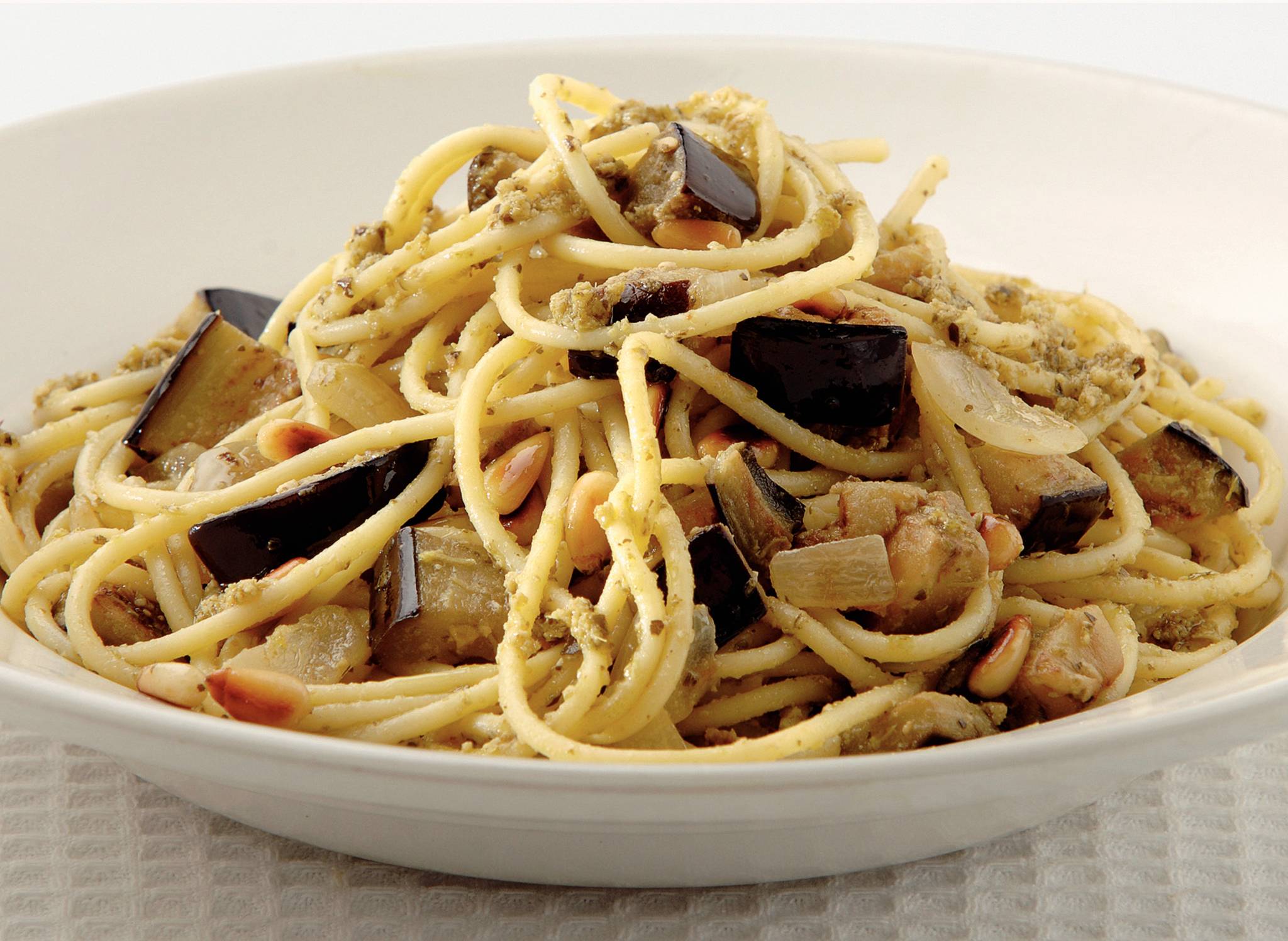 Spaghetti met aubergine en pesto recept Allerhande Albert Heijn