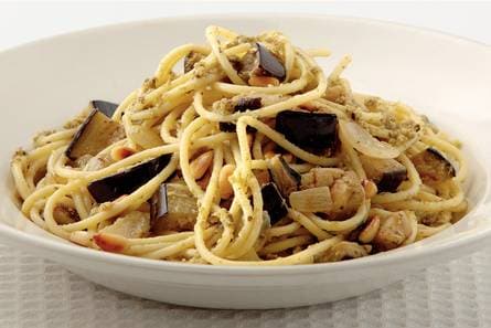 Spaghetti met aubergine en pesto