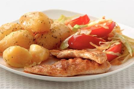 Knoflookkipfilet met gewokte witte kool
