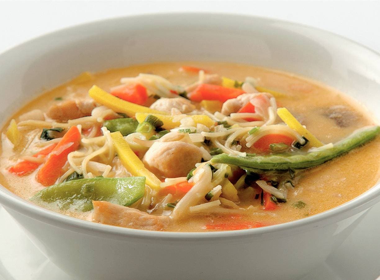 Thaise kippen-groentesoep met noedels