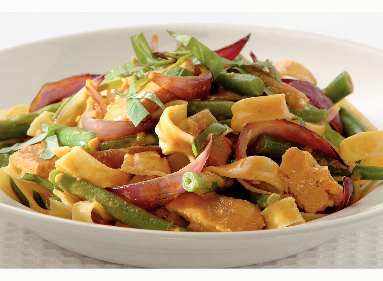 Tagliatelle en tilapia-basilicumcurry