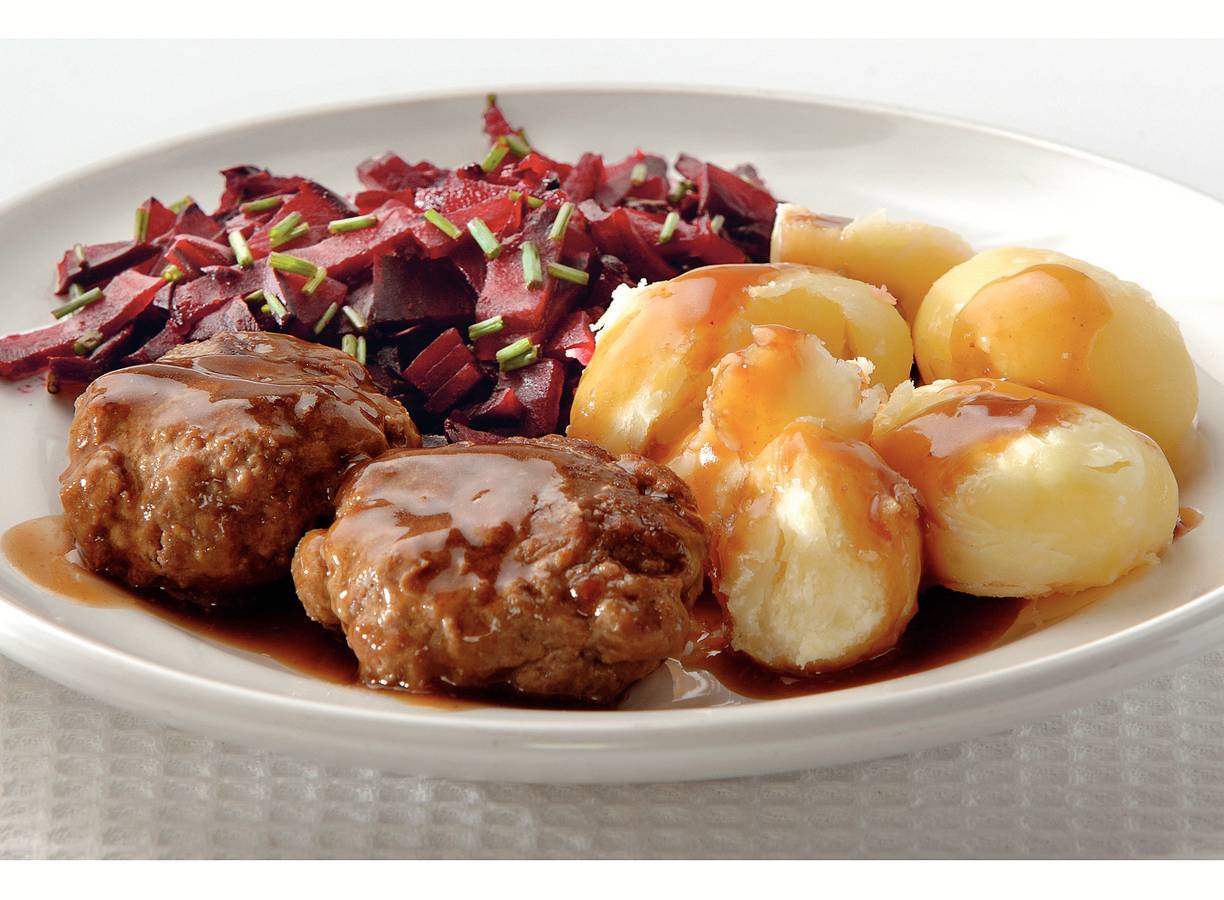 Gehaktballen en rode bietjes met peper