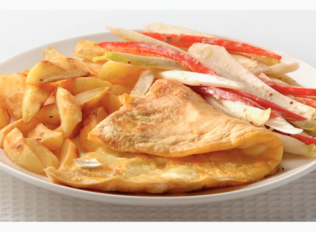 Brie-omelet met witlofsalade