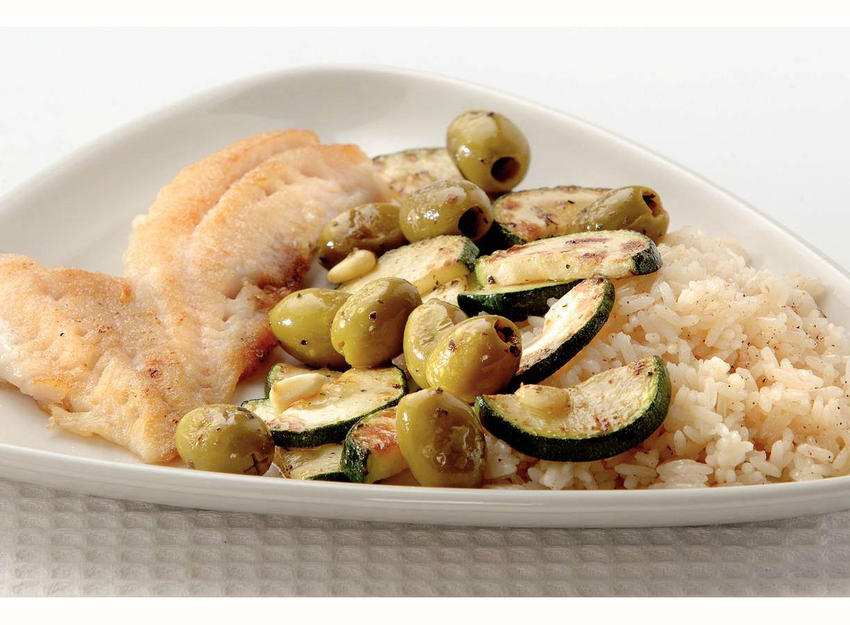 Roodbaarsfilet met olijven-courgettewok