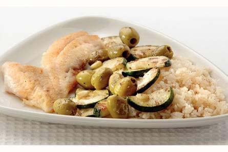 Roodbaarsfilet met olijven-courgettewok