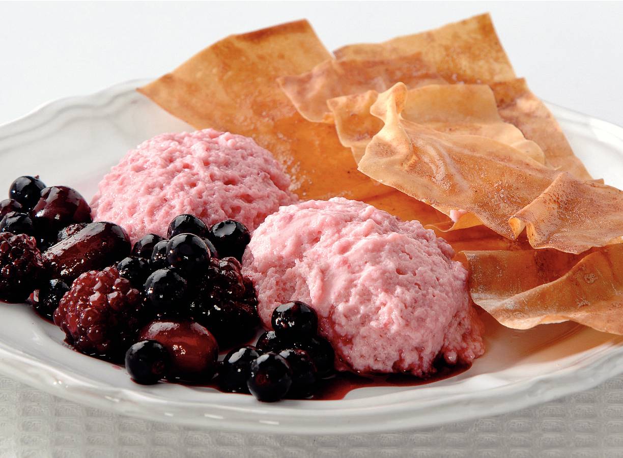 Fruitmousse en flinterdunne honingkoek