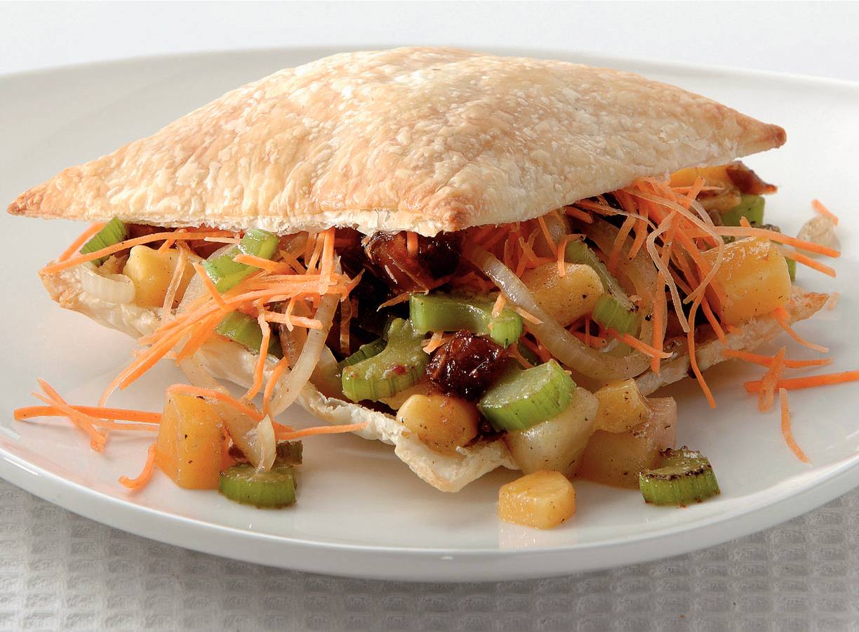 Bladerdeegsandwich met peer en kaas