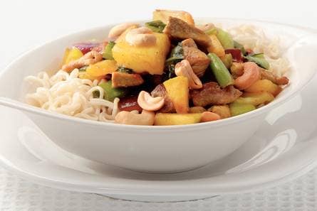 Noedels met paksoi en wokfruit