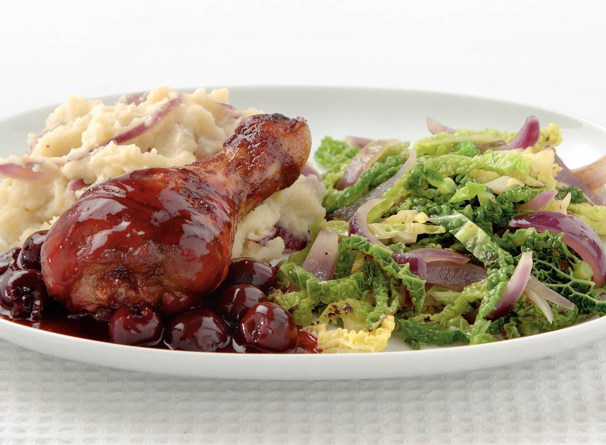 Drumsticks met zwarte kersen en puree
