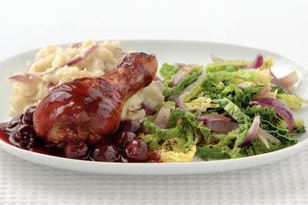 Drumsticks met zwarte kersen en puree