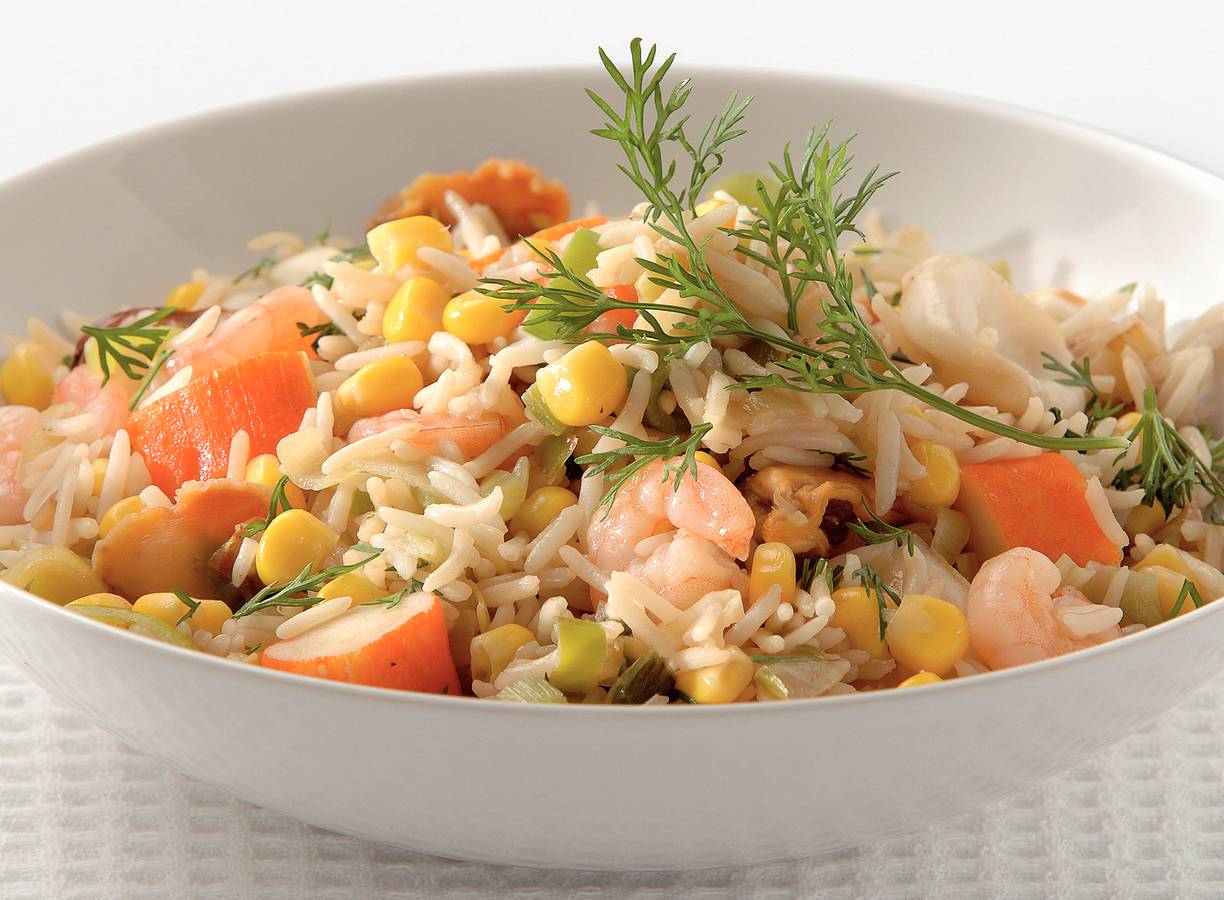 Zeevruchtenpilau met maïs en prei