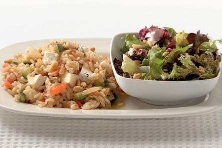 Groen­te­ri­sot­to met brie en ba­si­li­cumolie