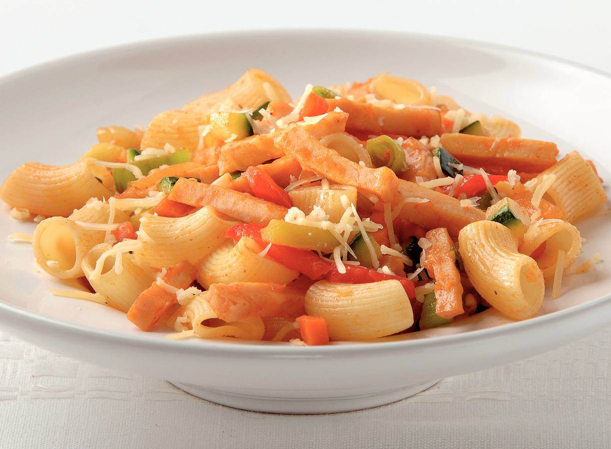 Macaroni met gerookte kip en kaas