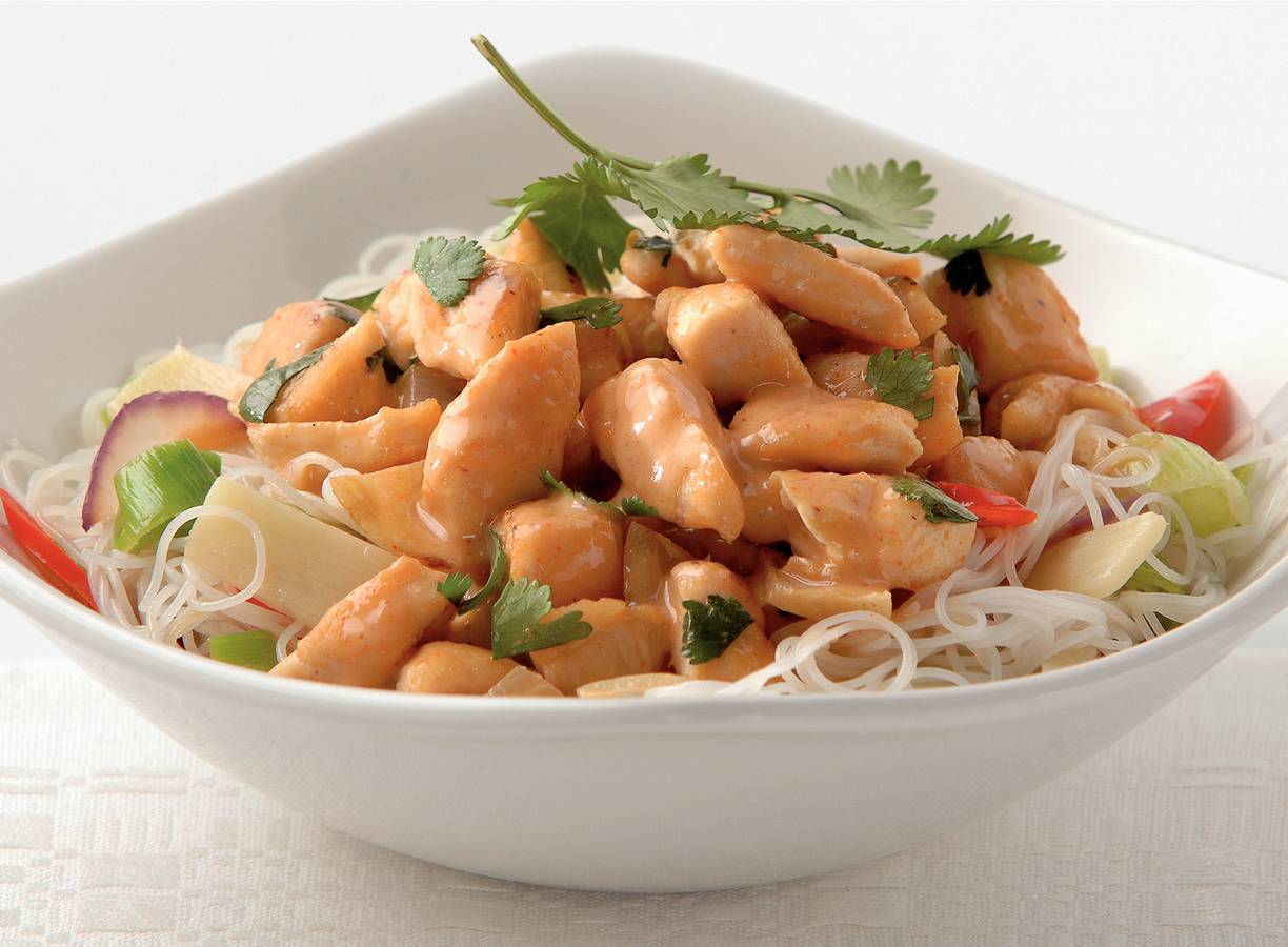 Thaise kipcurry met groentenoedels