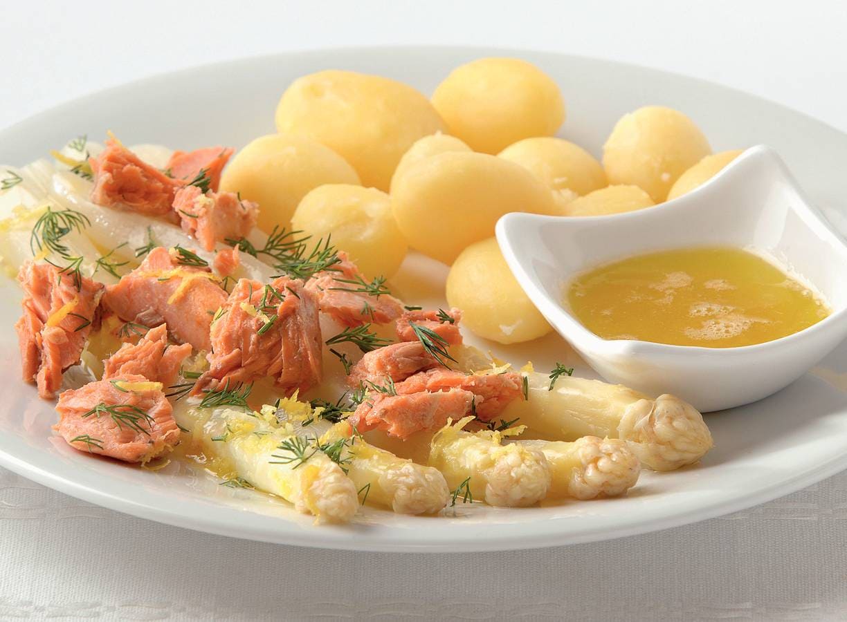 Witte asperges met zalm en citroenboter