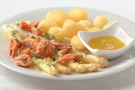 Witte asperges met zalm en citroenboter