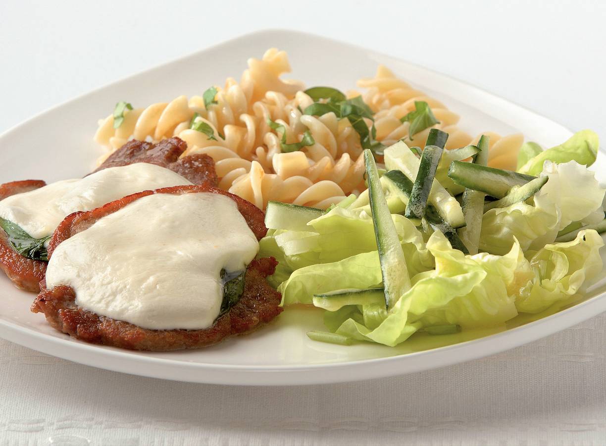 Filetlapjes met mozzarella en basilicum