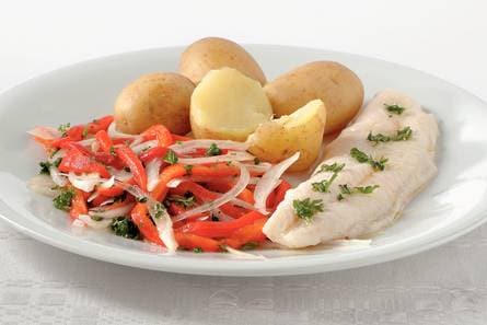 Pangasius, nieuwe aardappelen en paprika