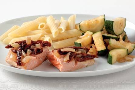 Zalm met ge­droog­de to­ma­ten en pas­ta