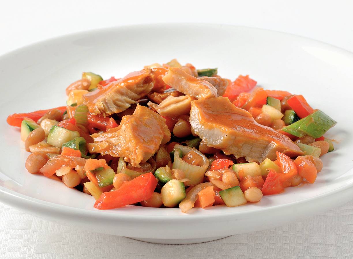 Pittige bonen en tilapia in tomatensaus