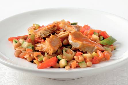 Pittige bonen en tilapia in tomatensaus