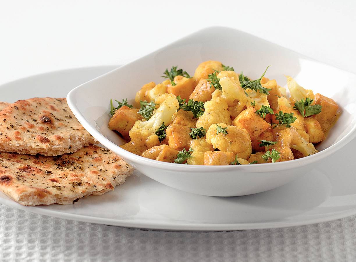 Milde bloemkoolcurry met naanbrood