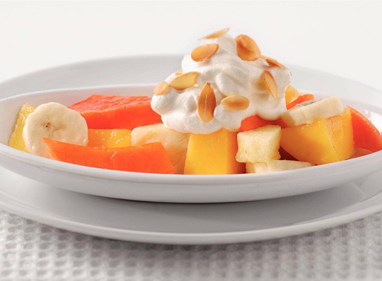 Tropische fruitsalade met citroenroom