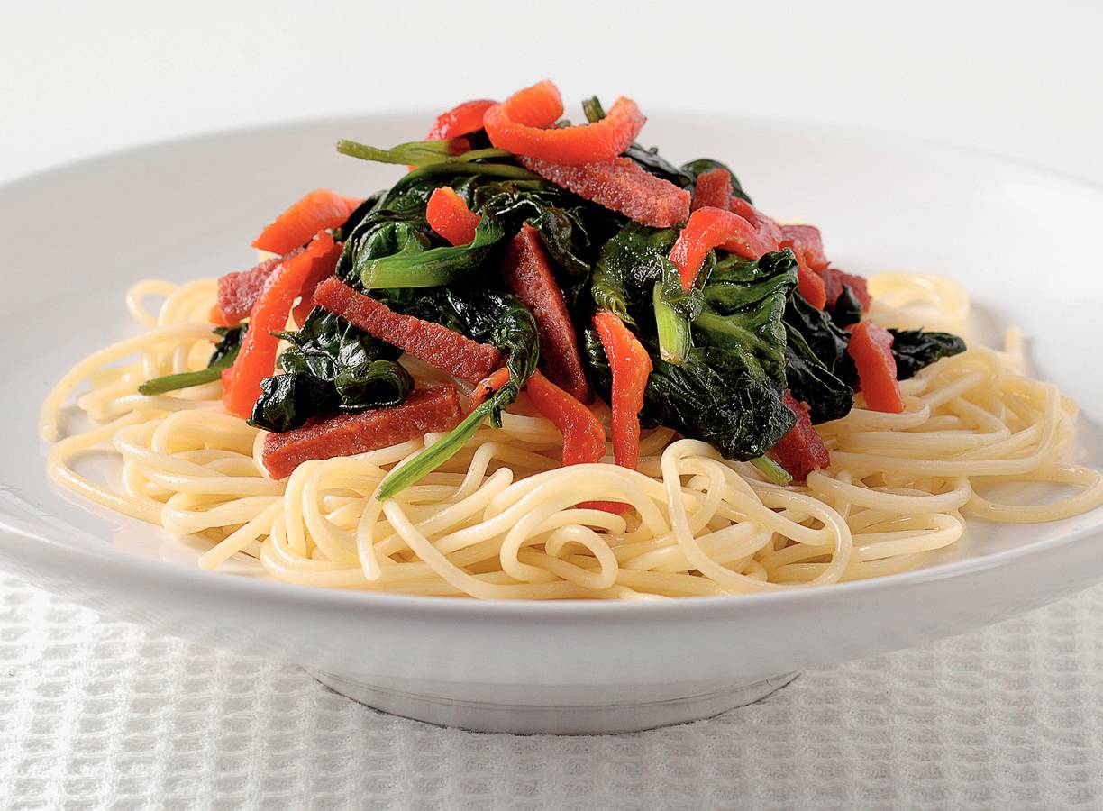Spaghettini met spinazie en salami