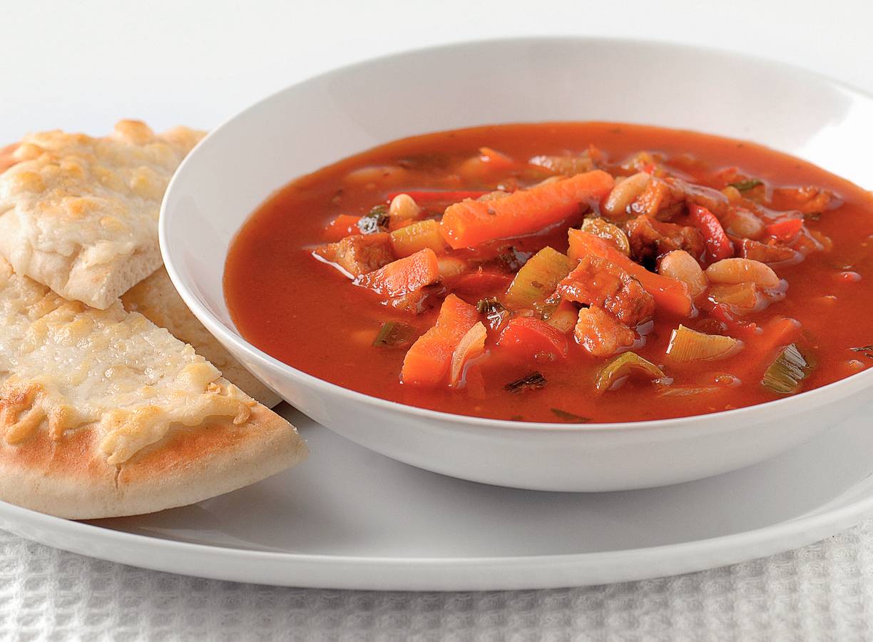 Stevige tomatensoep met kaasbroodjes