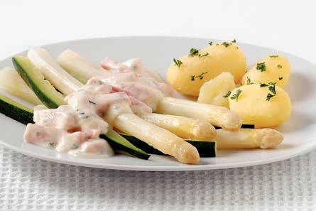 Asperges en courgettes met beenhamsaus