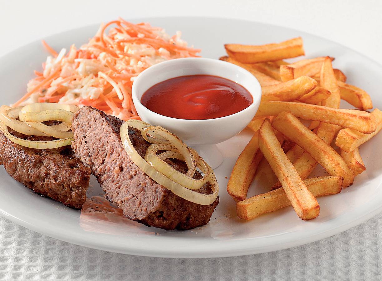 Beefburgers Met Frites En Coleslaw Recept Allerhande Albert Heijn