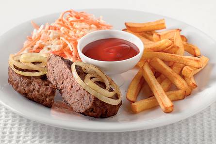 Beefburgers met frites en coleslaw