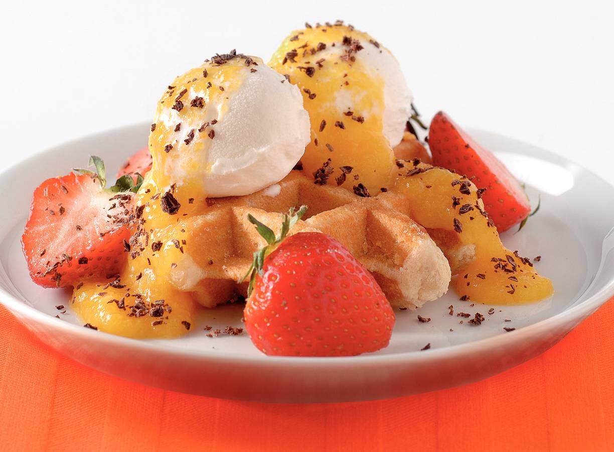 Oranje-bovenwafel met ijs en aardbeien