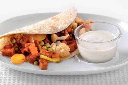 Wok rolls met groentemix en komijnyoghurt
