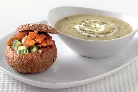 Rijke courgettesoep met gevuld Twents brood
