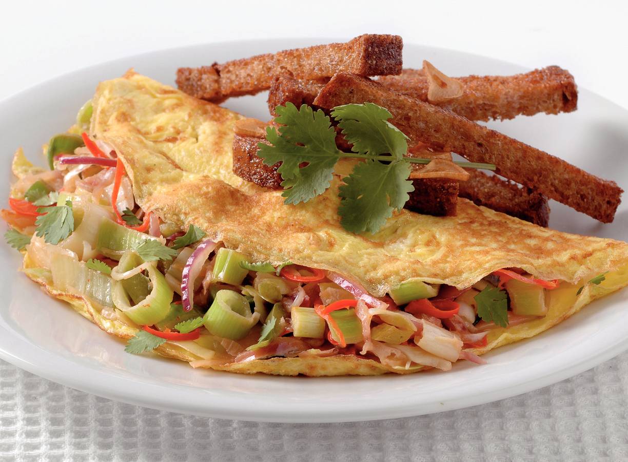 Thaise groenteomelet met knoflooksoldaatjes