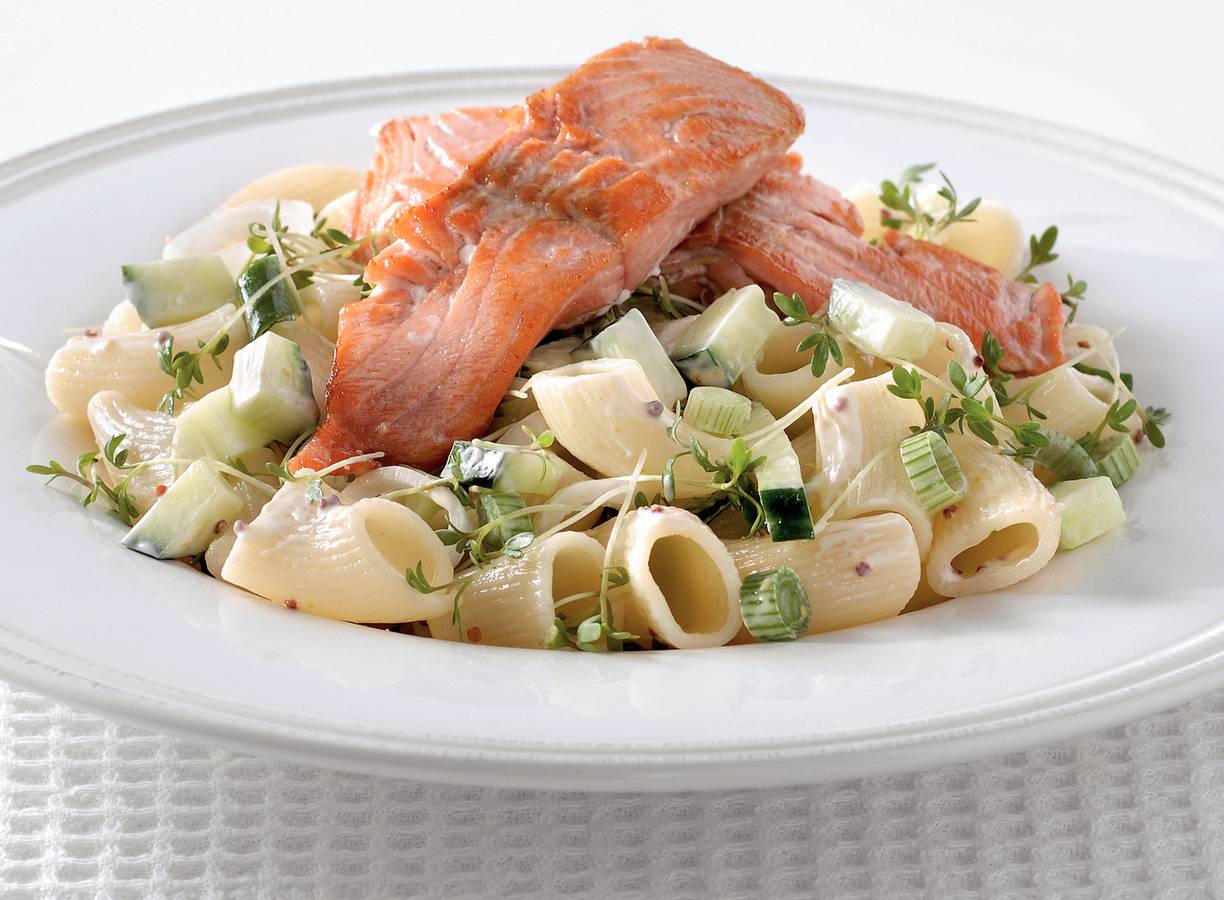 Macaronisalade met zalm en komkommer